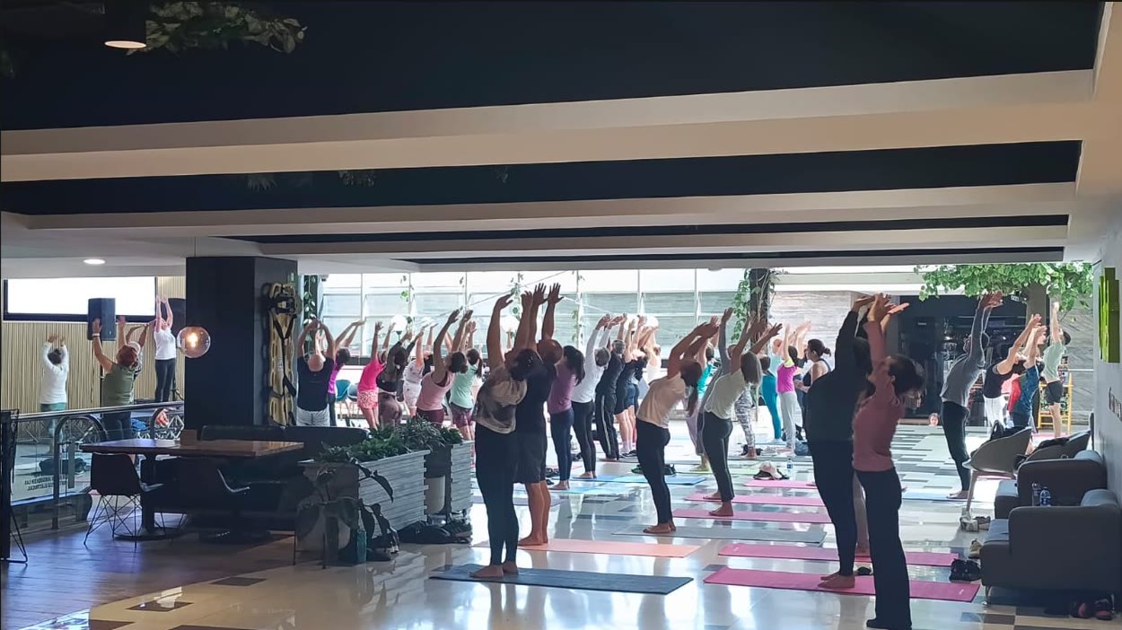Clase grupal de rumba aeróbica Aqua Pulse